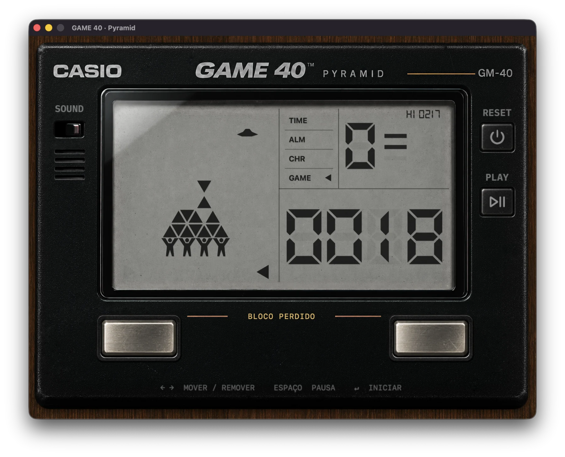 Interface real do Game40: carcaça grafite, visor LCD com pirâmide e discos voadores, e botões físicos recriados no Mac.